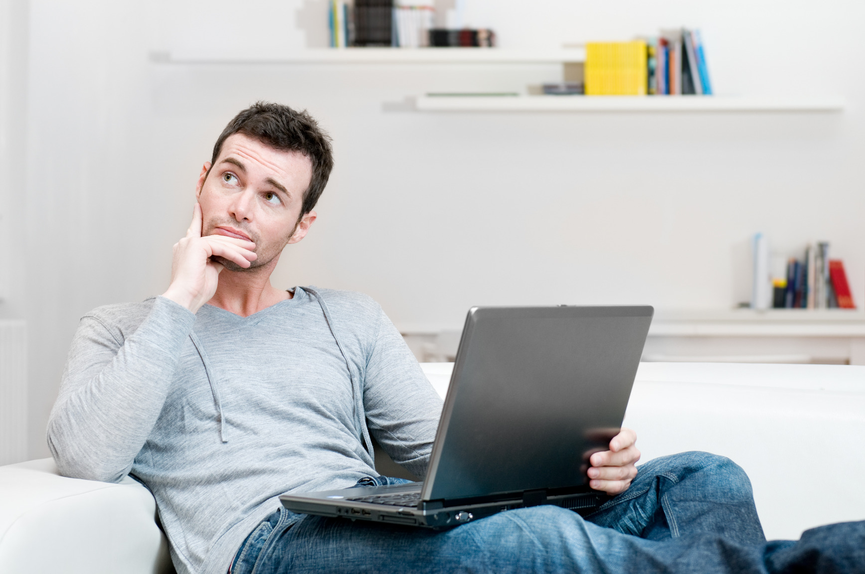 photodune-7145988-absorbed-and-confused-man-on-laptop-m